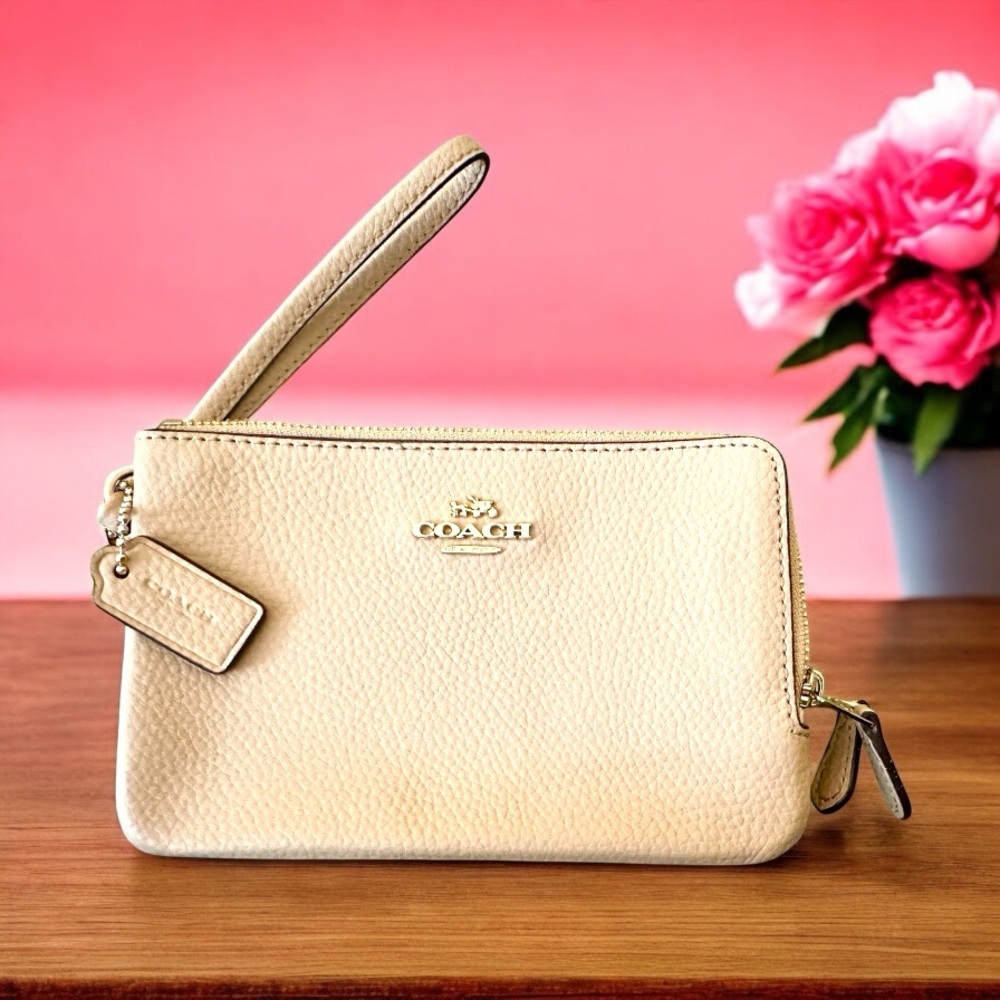 Luxurious Coach Beige Wristlet in Pebbled Leather With Gold Hardware - Picture 11 of 11